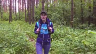 一个女孩带着旅游背包穿过树林的肖像